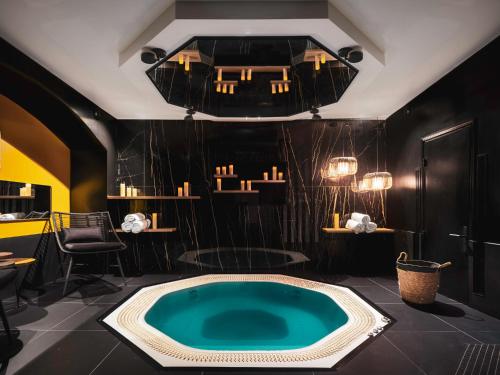 Hot tub, Dandy Hotel in 1st - Louvre - Chatelet Hot tub, Dandy Hotel in 1st - Louvre - Chatelet