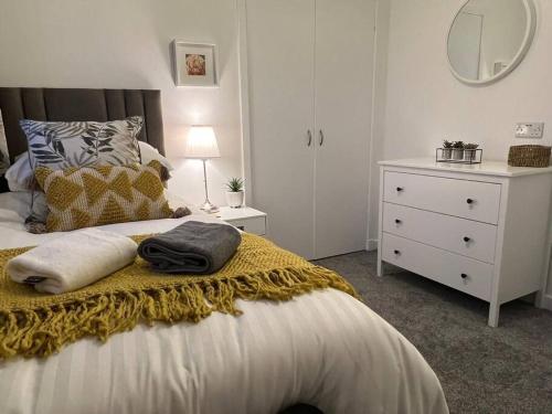 Delightful, central 3 bedroom house with garden & free parking