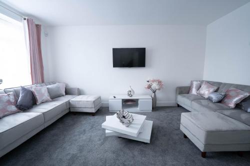 ห้องส่วนกลางสำหรับนั่งเล่น/ดูทีวี, Entire Modern Home with Private Parking for 6/8 Persons in ใจกลางเมืองเวิร์คซัพ ห้องส่วนกลางสำหรับนั่งเล่น/ดูทีวี, Entire Modern Home with Private Parking for 6/8 Persons in ใจกลางเมืองเวิร์คซัพ