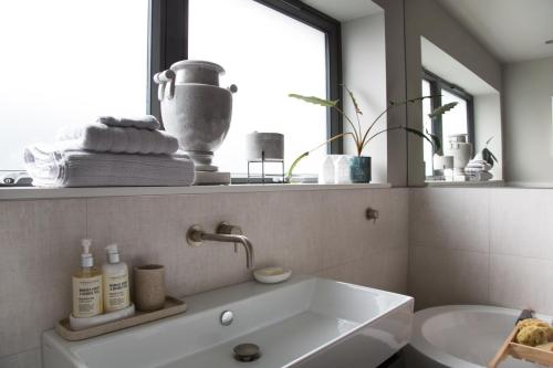 Koupelna, The Design House with Heated pool Sleeps 10 in Steyning Koupelna, The Design House with Heated pool Sleeps 10 in Steyning