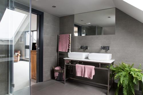 Koupelna, The Design House with Heated pool Sleeps 10 in Steyning Koupelna, The Design House with Heated pool Sleeps 10 in Steyning
