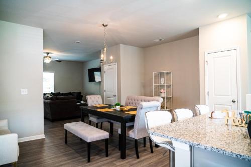 Modern 3 Bedroom near Atl Downtown, Midtown &Airport with Remote work in Browns Mill Park Modern 3 Bedroom near Atl Downtown, Midtown &Airport with Remote work in Browns Mill Park