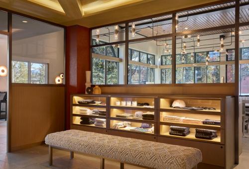Shops, Limelight Hotel Aspen in Aspen (CO) Shops, Limelight Hotel Aspen in Aspen (CO)