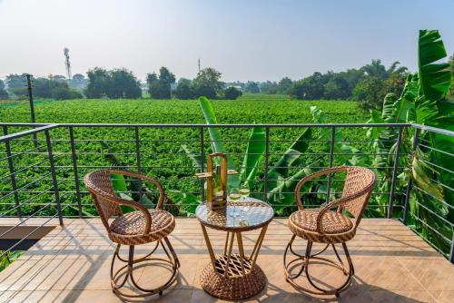 balkon/terras, SaffronStays Eden, Nashik - pet-friendly villa with pool, jacuzzi & grape farm in Matori balkon/terras, SaffronStays Eden, Nashik - pet-friendly villa with pool, jacuzzi & grape farm in Matori