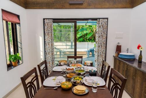 Faciliteiten, SaffronStays Eden, Nashik - pet-friendly villa with pool, jacuzzi & grape farm in Matori Faciliteiten, SaffronStays Eden, Nashik - pet-friendly villa with pool, jacuzzi & grape farm in Matori