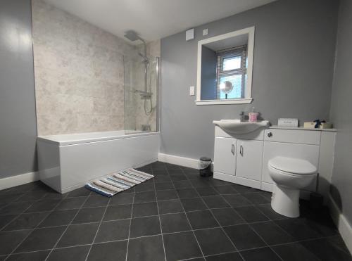 Bathroom, Dunvegan House in Helmsdale Bathroom, Dunvegan House in Helmsdale