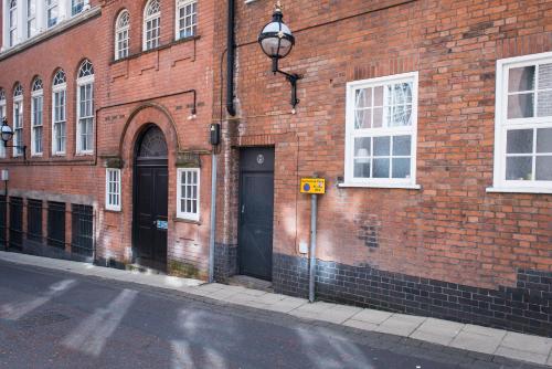 Entrance, The Hollows - Sleek and Stylish 1Bed Near Central Nottingham near Motorpoint Arena Nottingham Entrance, The Hollows - Sleek and Stylish 1Bed Near Central Nottingham near Motorpoint Arena Nottingham
