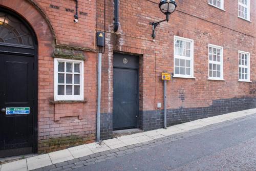 Entrance, The Hollows - Sleek and Stylish 1Bed Near Central Nottingham near Motorpoint Arena Nottingham Entrance, The Hollows - Sleek and Stylish 1Bed Near Central Nottingham near Motorpoint Arena Nottingham