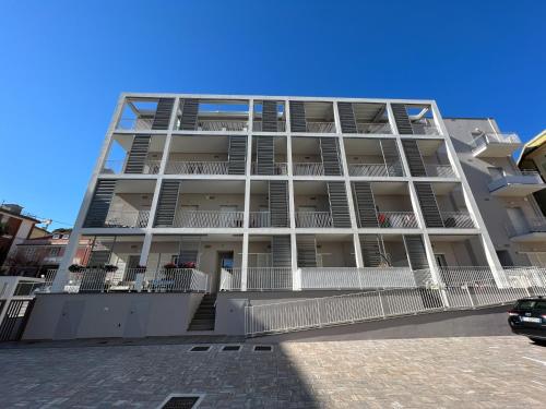 NUOVO BILOCALE IN CENTRO CON TERRAZZO E POSTO AUTO