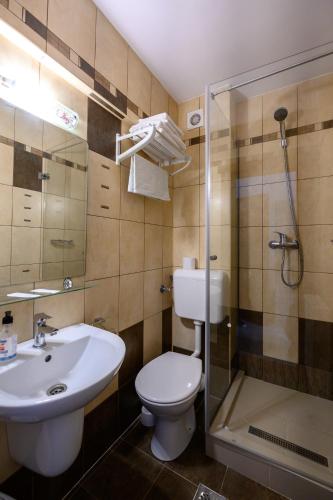 Baño, Juliu's Panzio Csikszereda in Miercurea-Ciuc Baño, Juliu's Panzio Csikszereda in Miercurea-Ciuc