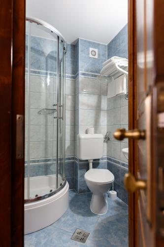Baño, Juliu's Panzio Csikszereda in Miercurea-Ciuc Baño, Juliu's Panzio Csikszereda in Miercurea-Ciuc