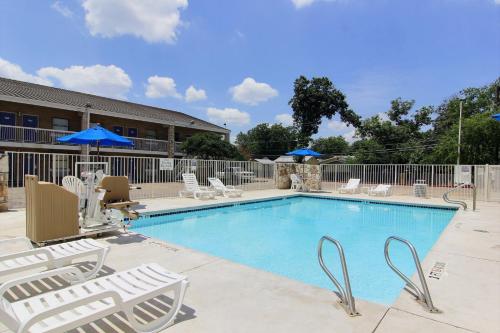 مسبح, Motel6 Austin, TX - Central Downtown UT in مركز مدينة أوستن مسبح, Motel6 Austin, TX - Central Downtown UT in مركز مدينة أوستن