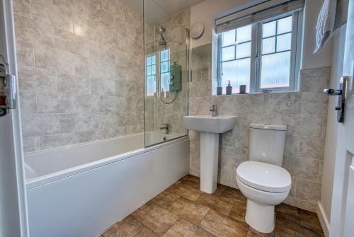 Koupelna, Modern 4 Bedroom 2 Bath House with Parking, Tyseley, Birmingham near Sarehole Mill Koupelna, Modern 4 Bedroom 2 Bath House with Parking, Tyseley, Birmingham near Sarehole Mill