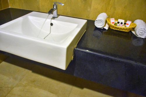 Bathroom, Hotel Arunachala in Pavazhakundur Bathroom, Hotel Arunachala in Pavazhakundur