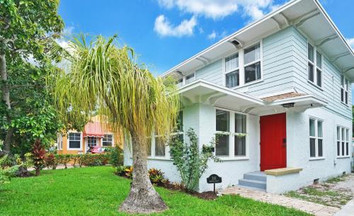 Entrance, Charming Historic Home and Cottage minutes from the Intracoastal and the Beach in Central Park Entrance, Charming Historic Home and Cottage minutes from the Intracoastal and the Beach in Central Park