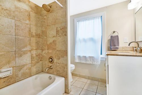 Bathroom, Charming Historic Home and Cottage minutes from the Intracoastal and the Beach in Central Park Bathroom, Charming Historic Home and Cottage minutes from the Intracoastal and the Beach in Central Park