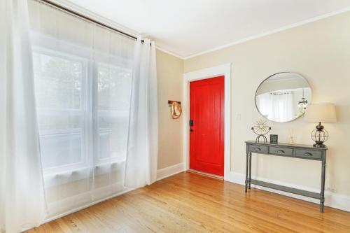 Entrance, Charming Historic Home and Cottage minutes from the Intracoastal and the Beach in Central Park Entrance, Charming Historic Home and Cottage minutes from the Intracoastal and the Beach in Central Park