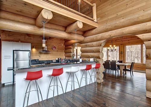 Les Oursons - Log Chalet with a view on Tremblant in Val-des-Lacs (QC) Les Oursons - Log Chalet with a view on Tremblant in Val-des-Lacs (QC)