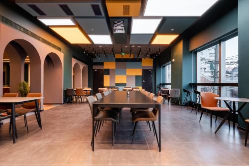 Banquet hall, Dayin International Youth Hostel - East Nanjing Road & The Bund near East Nanjing Road Metro Station Banquet hall, Dayin International Youth Hostel - East Nanjing Road & The Bund near East Nanjing Road Metro Station