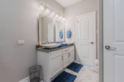 Bathroom, Modern 4 BR Near Downtown, Zoo in Cedar Crest Bathroom, Modern 4 BR Near Downtown, Zoo in Cedar Crest