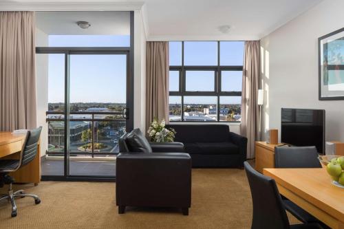 ระเบียง/ชานเรือน, ริดจ์ส แมคเคย์ สวีท (Rydges Mackay Suites) in แมคเคย์ ระเบียง/ชานเรือน, ริดจ์ส แมคเคย์ สวีท (Rydges Mackay Suites) in แมคเคย์