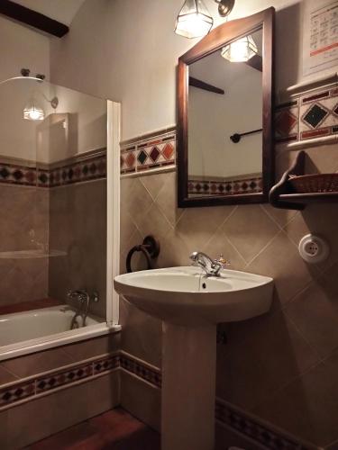 Bathroom, Casa Rural y Restaurante Casa Adriano in Carmona Bathroom, Casa Rural y Restaurante Casa Adriano in Carmona