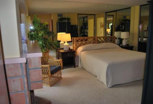 在meiguo.com看到的Three-Bedroom Santa Rosa Cove Unit S34 by Reynen Luxury Home的介绍图片