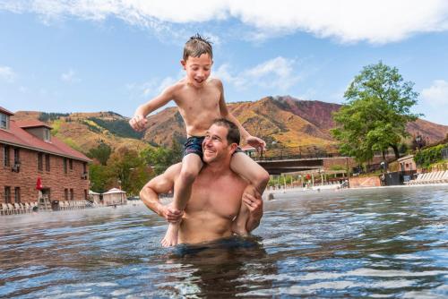 Swimming pool, Glenwood Hot Springs Resort in Glenwood Springs (CO) Swimming pool, Glenwood Hot Springs Resort in Glenwood Springs (CO)
