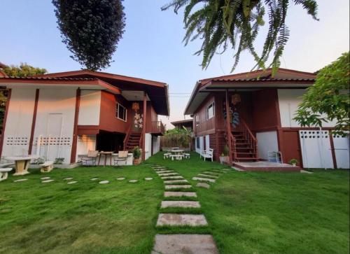 Garden, Wooden Hostel in Chiang Mai Garden, Wooden Hostel in Chiang Mai