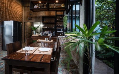Restaurant, โรงแรม บอร์ดดิ้งเฮ้าส์ in Sam Phran Restaurant, โรงแรม บอร์ดดิ้งเฮ้าส์ in Sam Phran
