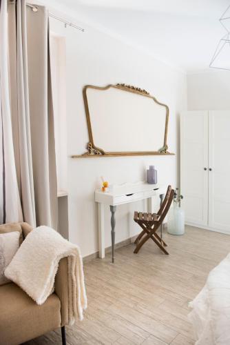 Superior Double Room with Balcony image 7