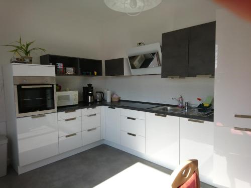 Kitchen, Ferienwohnung, Messenah, ruhige Stadtlage Lobau in Lobau Kitchen, Ferienwohnung, Messenah, ruhige Stadtlage Lobau in Lobau