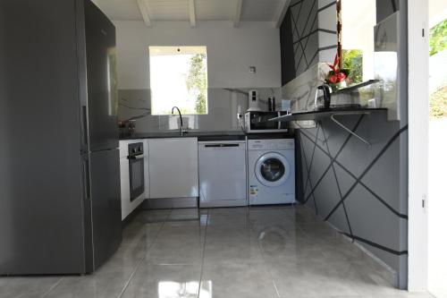 Kitchen, Gray Coconut Sorbet, T3 tout equipe avec parking gratuit in Le Moule Kitchen, Gray Coconut Sorbet, T3 tout equipe avec parking gratuit in Le Moule