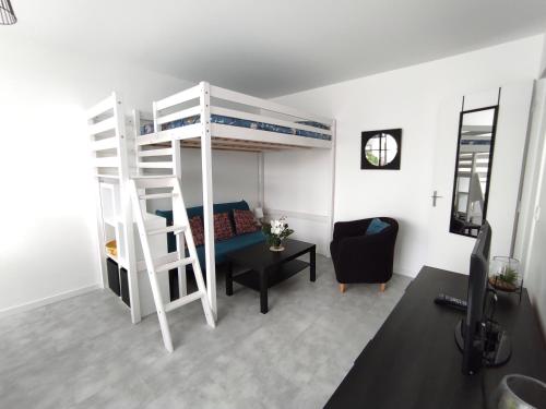 Studio tout confort tres calme avec balcon in Aubergenville Studio tout confort tres calme avec balcon in Aubergenville