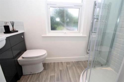 ห้องน้ำ, The Villas - Modern Comfort, 15 mins to Silverstone and Milton Keynes - Free parking, Prime, Netflix in บักกิ้งแฮม ห้องน้ำ, The Villas - Modern Comfort, 15 mins to Silverstone and Milton Keynes - Free parking, Prime, Netflix in บักกิ้งแฮม