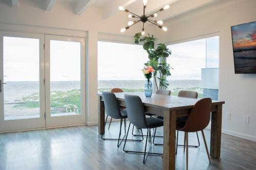 Luxury Beachfront Condo - Endless Views - Surf 1 in Huntington Beach (CA) Luxury Beachfront Condo - Endless Views - Surf 1 in Huntington Beach (CA)