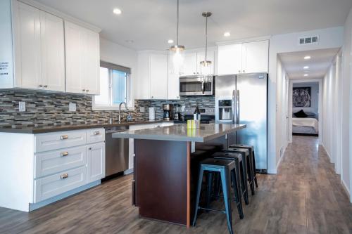 Luxury Beachfront Condo - Endless Views - Surf 1 in Huntington Beach (CA) Luxury Beachfront Condo - Endless Views - Surf 1 in Huntington Beach (CA)