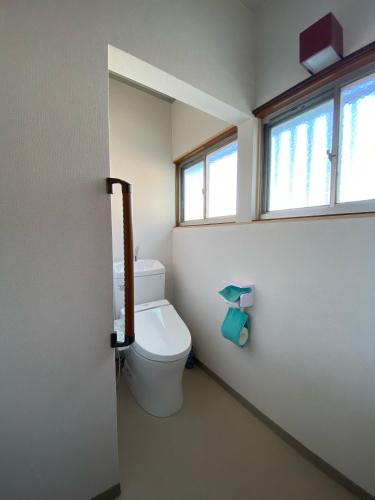 Bathroom, 湘南ソラル〜二宮の高台・アートな庭付き日本家屋121㎡/高速WiFi/芝生ドッグラン・ピザ窯BBQ有 in Hadano Bathroom, 湘南ソラル〜二宮の高台・アートな庭付き日本家屋121㎡/高速WiFi/芝生ドッグラン・ピザ窯BBQ有 in Hadano