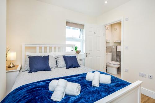 Stunning Modern Spacious 2 bed Flat, Free Parking, Rural