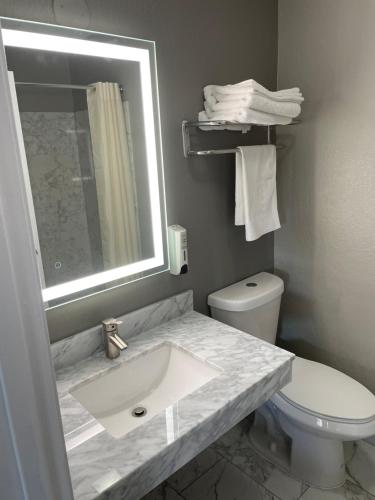 Bathroom, Villa Court Inn Oroville in Oroville (CA) Bathroom, Villa Court Inn Oroville in Oroville (CA)