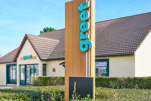 Entrance, Greet Hotel Versailles - Voisins Le Bretonneux in Voisins-le-Bretonneux Entrance, Greet Hotel Versailles - Voisins Le Bretonneux in Voisins-le-Bretonneux