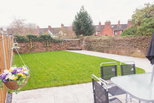 Vrt, Charming 6 Bedroom House ALL with en-suite - Large Garden in Tamworth Vrt, Charming 6 Bedroom House ALL with en-suite - Large Garden in Tamworth