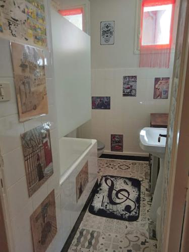 Kupaonica, Appartement le labyrinthe du peintre in Louchy-Montfand Kupaonica, Appartement le labyrinthe du peintre in Louchy-Montfand