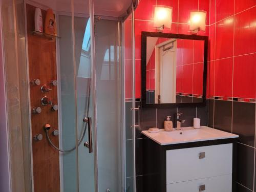 Bathroom, Un nid pour la nuit in Egreville Bathroom, Un nid pour la nuit in Egreville