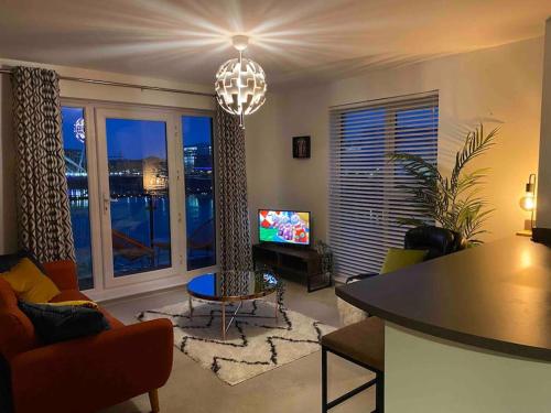 Luxury 2 Bedroom waterfront apartment with balcony in Victoria Luxury 2 Bedroom waterfront apartment with balcony in Victoria