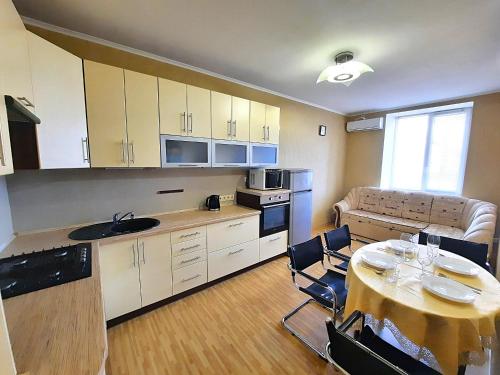 keuken, Квартира з більярдом у центрі Полтави Мережа Alex Apartments Документи для відряджень Безконтактне з in Poltava keuken, Квартира з більярдом у центрі Полтави Мережа Alex Apartments Документи для відряджень Безконтактне з in Poltava