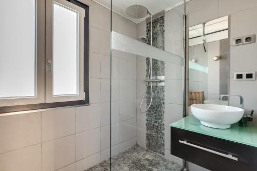 Bathroom, Apartment in residence free parking balcony sunset in Les Cevennes Bathroom, Apartment in residence free parking balcony sunset in Les Cevennes