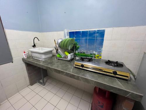 Køkken, Hus i Bandar Seri Iskandar på 1400 m². Soveværelser: 3. Private badeværelser: 2. (THE ATBAS HOMESTAY 18 (3 BEDROOMS )) in Bandar Seri Iskandar Køkken, Hus i Bandar Seri Iskandar på 1400 m². Soveværelser: 3. Private badeværelser: 2. (THE ATBAS HOMESTAY 18 (3 BEDROOMS )) in Bandar Seri Iskandar