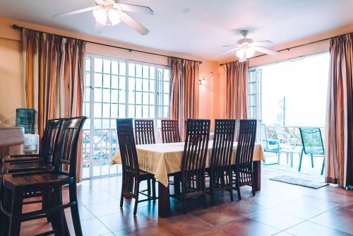 บริการและสิ่งอำนวยความสะดวก, La Jolie - Luxury Ocean View Villa in แบล็กร็อค บริการและสิ่งอำนวยความสะดวก, La Jolie - Luxury Ocean View Villa in แบล็กร็อค