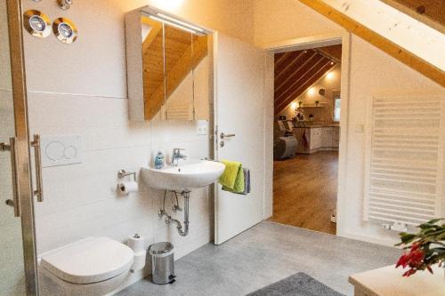 Bathroom, Ferienwohnung Schaffer mit Klimaanlage und Freisitz im Garten in Essing Bathroom, Ferienwohnung Schaffer mit Klimaanlage und Freisitz im Garten in Essing